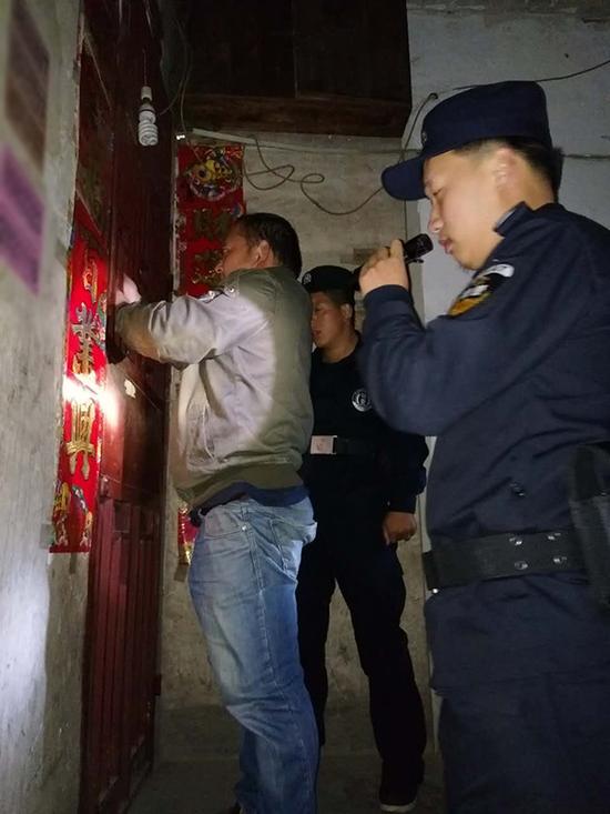 西安粗心妈妈误将幼女锁家中 民警全城寻开锁师傅开门